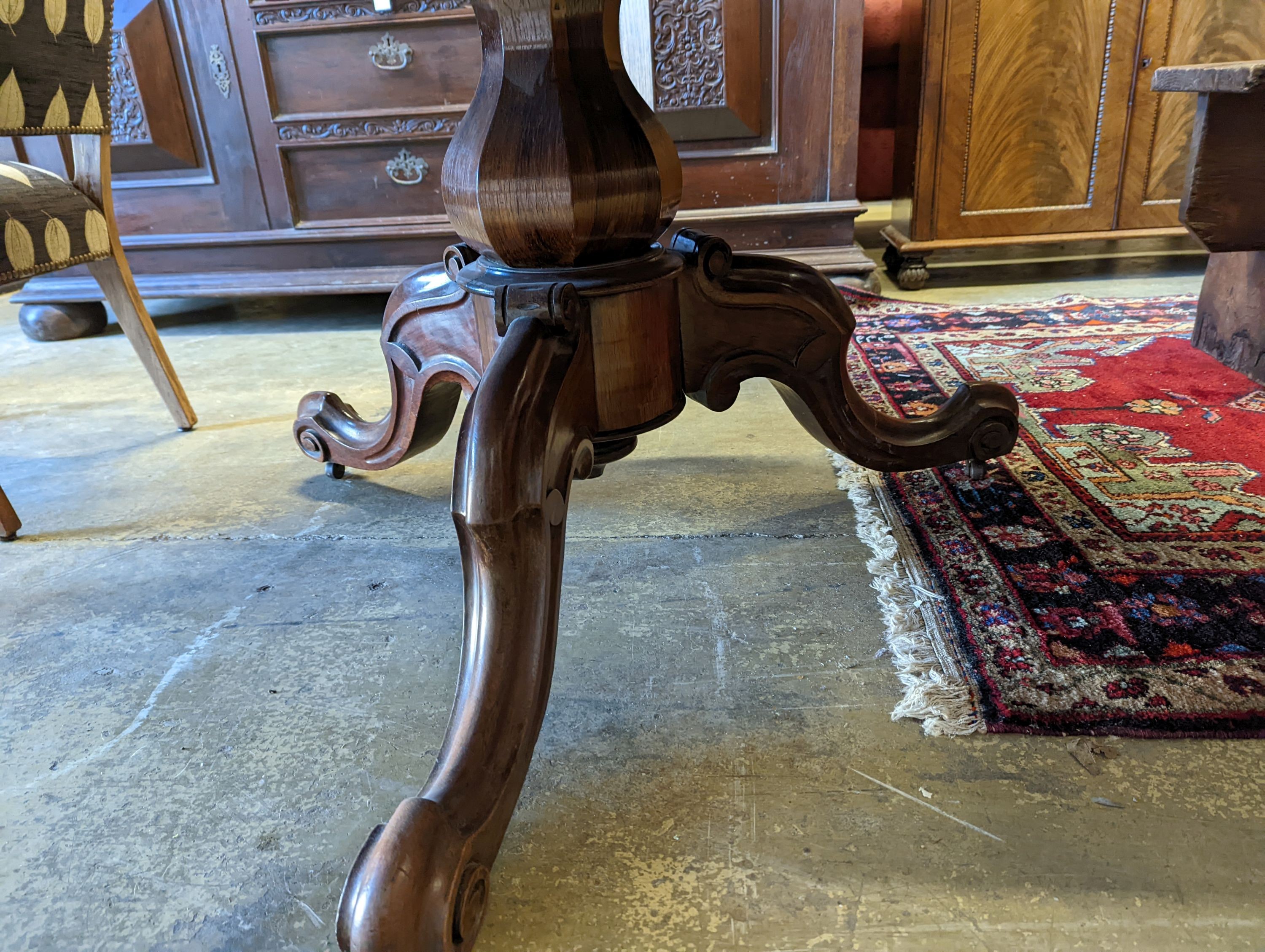 A Victorian circular rosewood breakfast table, diameter 132cm, height 69cm